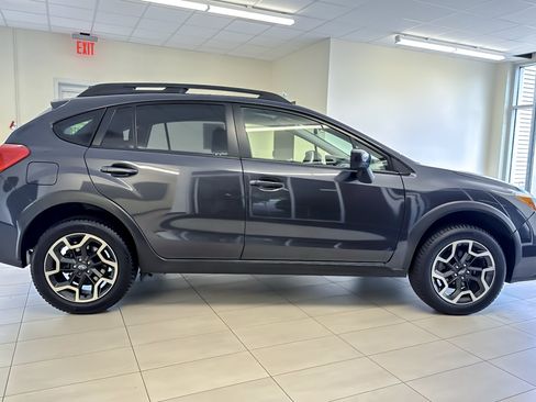 Used 2017 Subaru Crosstrek 2.0i Premium AWD/4WD image 3
