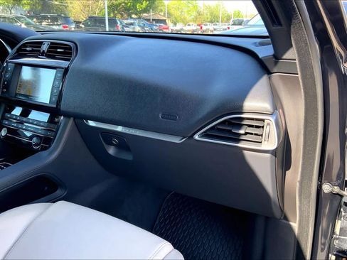 Used 2018 Jaguar F-PACE Premium image 19