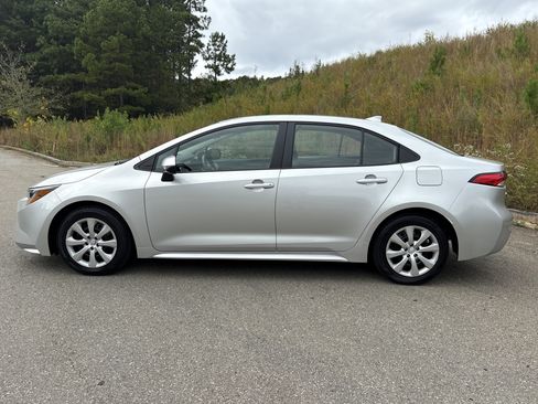 Used 2025 Toyota Corolla LE image 8
