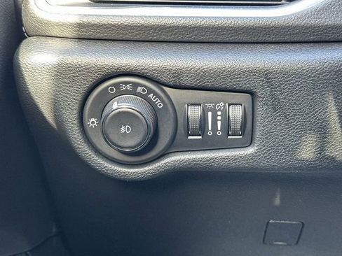 Used 2025 Chrysler Pacifica Limited image 18