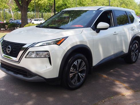 Used 2023 Nissan Rogue SV image 3