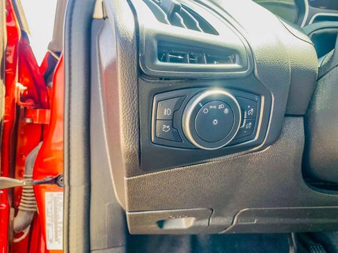 Used 2018 Ford Focus SE w/ SE Appearance Package image 16