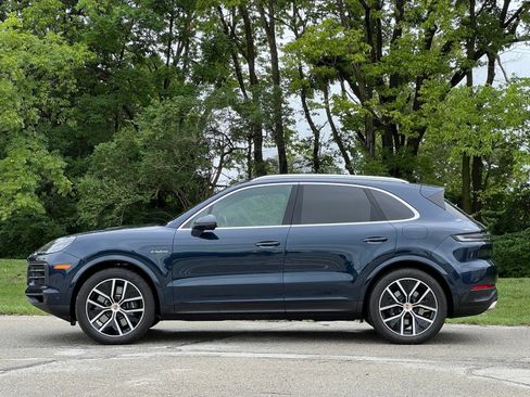 Certified 2026 Porsche Cayenne E-Hybrid AWD/4WD image 2
