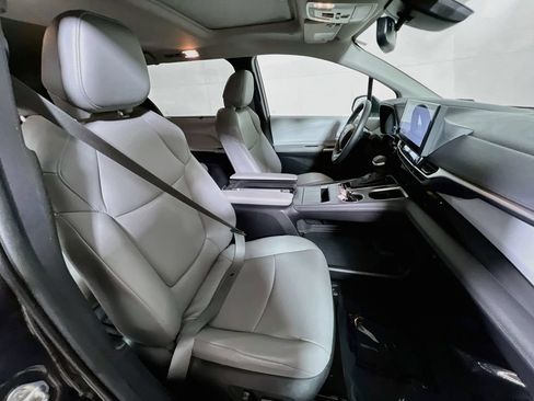 Certified 2025 Toyota Sienna XLE FWD image 25