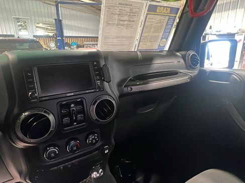 Used 2017 Jeep Wrangler Unlimited Sport AWD/4WD image 13
