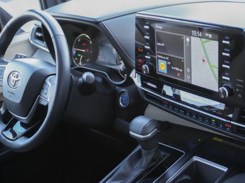 Used 2021 Toyota Sienna Limited image 7