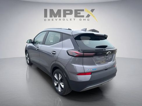Used 2022 Chevrolet Bolt EUV LT w/ Convenience Package FWD image 3