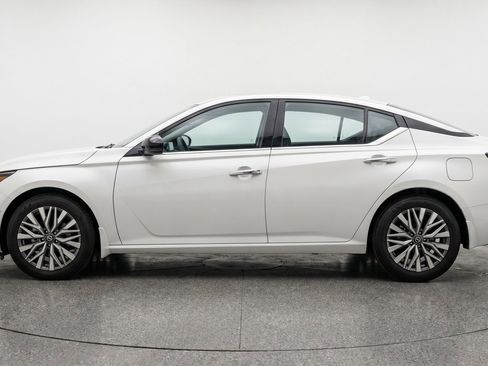 Used 2025 Nissan Altima 2.5 SV FWD image 5