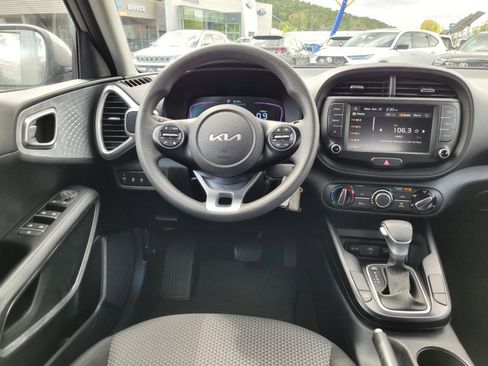 Used 2025 Kia Soul LX w/ LX Technology Package FWD image 16