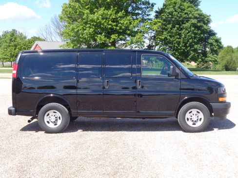 Used 2018 Chevrolet Express 2500 LS w/ Driver Convenience Package RWD image 4