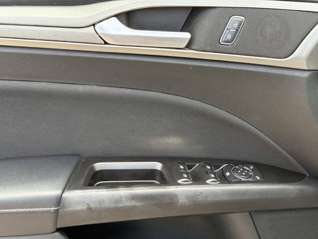 Used 2017 Ford Fusion SE w/ Fusion SE Technology Package FWD image 19
