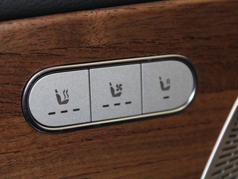 Used 2025 Mercedes-Benz GLS 450 4MATIC image 38