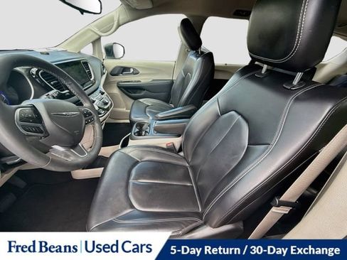 Used 2023 Chrysler Pacifica Touring-L FWD image 26