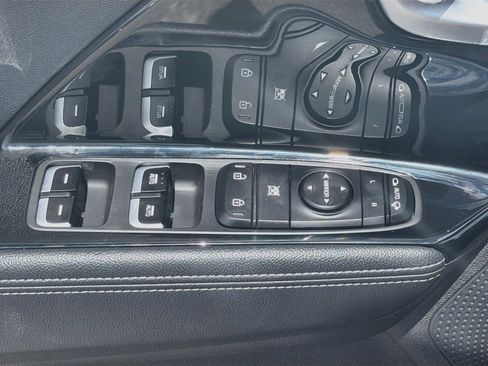 Used 2018 Kia Niro EX FWD image 15