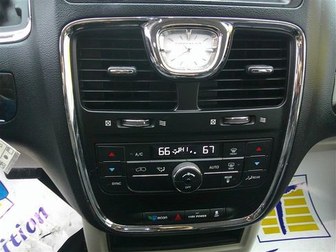 Used 2016 Chrysler Town & Country Touring image 14