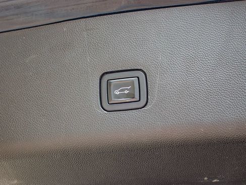 Used 2020 Chevrolet Traverse LT FWD image 33