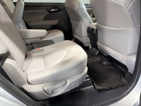 Used 2020 Toyota Highlander XLE image 33