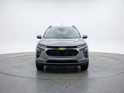 Used 2025 Chevrolet Trax LT w/ LT Convenience Package image 2