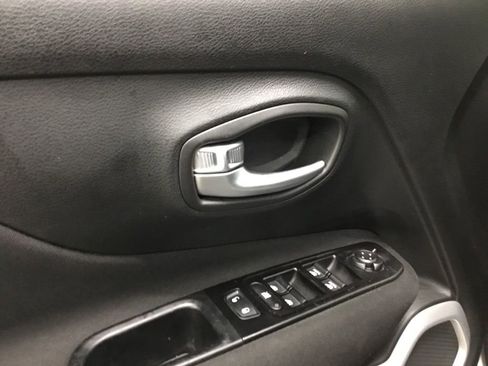 Used 2020 Jeep Renegade Latitude w/ Cold Weather Group AWD/4WD image 7