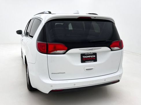Used 2018 Chrysler Pacifica Touring-L w/ Premium Audio Group FWD image 8