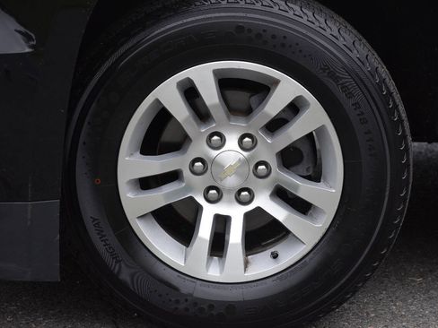 Used 2018 Chevrolet Suburban LT image 40