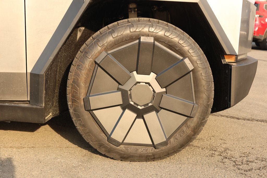 Used 2024 Tesla Cybertruck AWD Crew Cab image 9