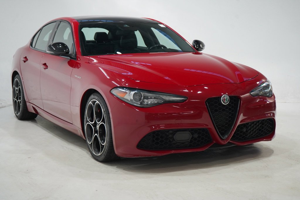 Used 2022 Alfa Romeo Giulia Veloce RWD image 1