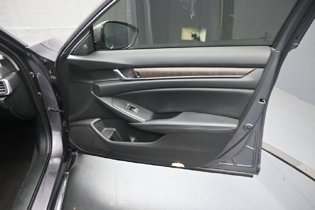 Used 2018 Honda Accord Touring image 30
