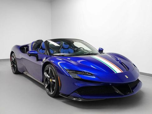 Used 2023 Ferrari SF90 Spider image 5