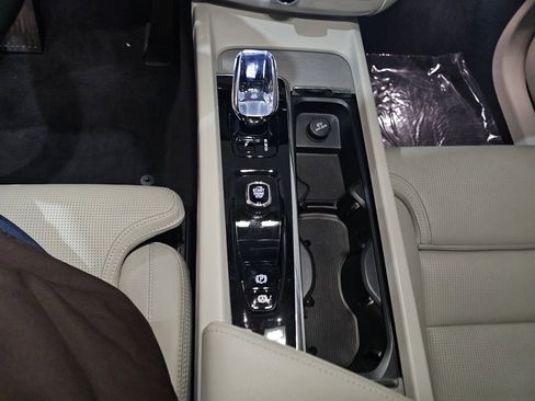 Certified 2024 Volvo XC60 T8 Ultimate w/ Protection Package Premier image 25