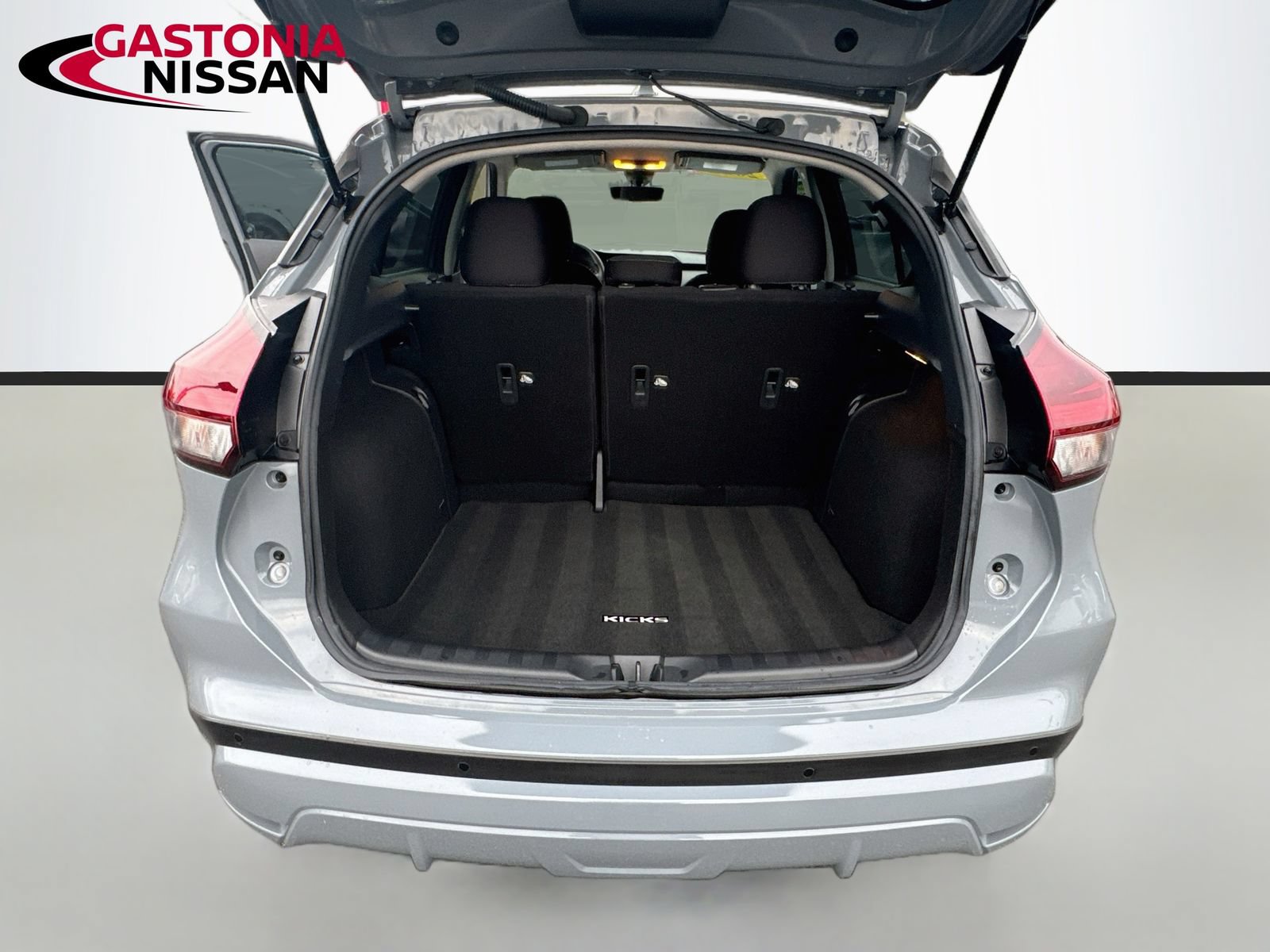 Used 2022 Nissan Kicks SV w/ Interior Electronics Package FWD image 31