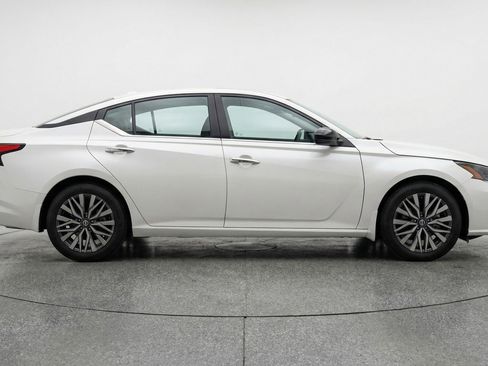 Used 2025 Nissan Altima 2.5 SV FWD image 11