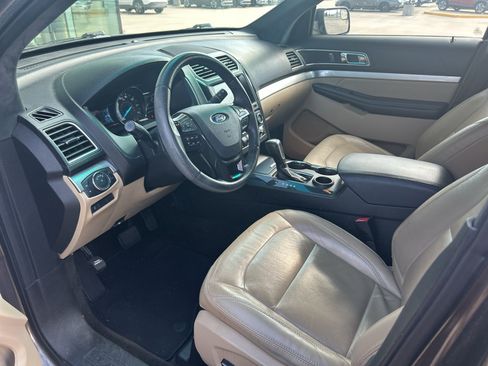 Used 2016 Ford Explorer XLT w/ Equipment Group 202A FWD image 9
