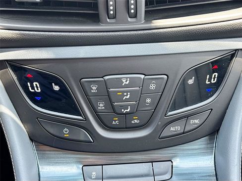 Used 2019 Buick Envision Essence FWD image 16