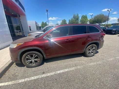 Used 2017 Toyota Highlander LE FWD image 8
