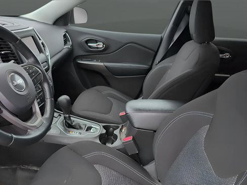 Used 2019 Jeep Cherokee Latitude w/ Cold Weather Group image 9