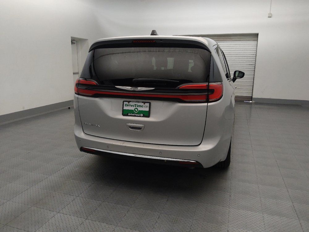 Used 2024 Chrysler Pacifica Touring-L FWD image 7