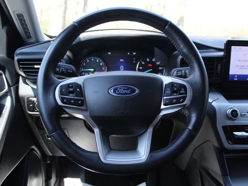 Used 2023 Ford Explorer XLT AWD/4WD image 16