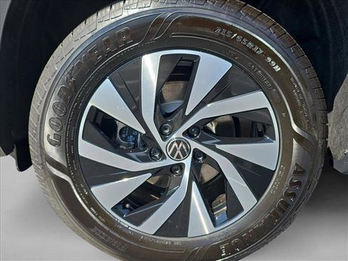 Used 2025 Volkswagen Tiguan S image 10