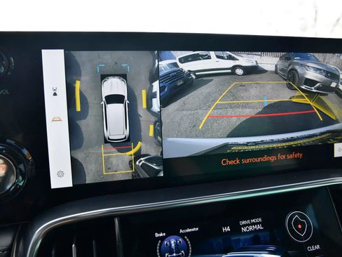 Used 2025 Lexus LX 700h Luxury image 17