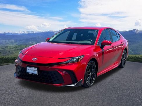 Used 2025 Toyota Camry SE FWD image 1