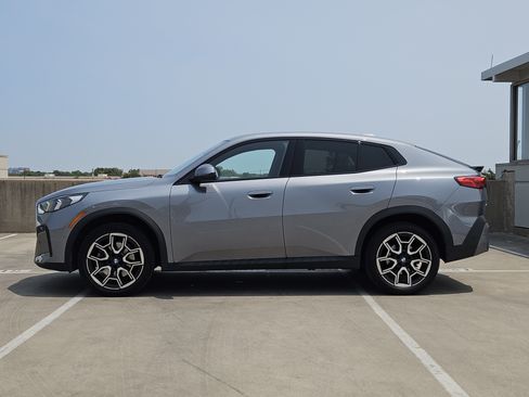 Used 2025 BMW X2 xDrive28i AWD/4WD image 2