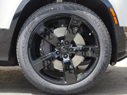 Used 2026 Land Rover Defender 110 X-Dynamic SE AWD/4WD image 8