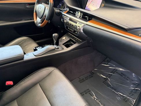 Used 2013 Lexus ES 300h w/ Luxury Pkg FWD image 16