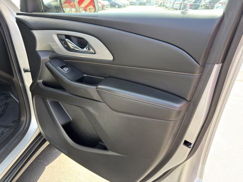 Used 2021 Chevrolet Traverse LS FWD image 11