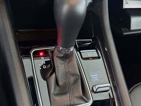 Used 2025 Jeep Compass Latitude image 24