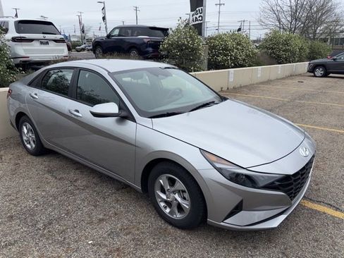 Used 2023 Hyundai Elantra SE image 4