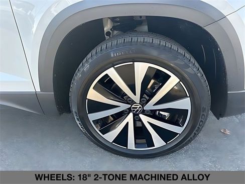 Used 2023 Volkswagen Taos SE w/ Panoramic Sunroof Package image 10