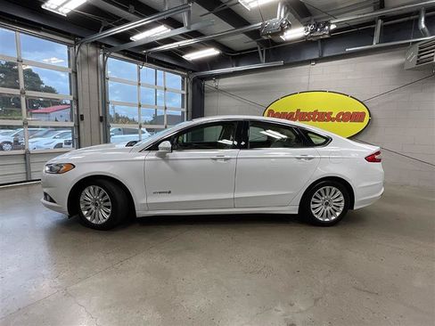 Used 2016 Ford Fusion SE w/ Equipment Group 502A FWD image 2