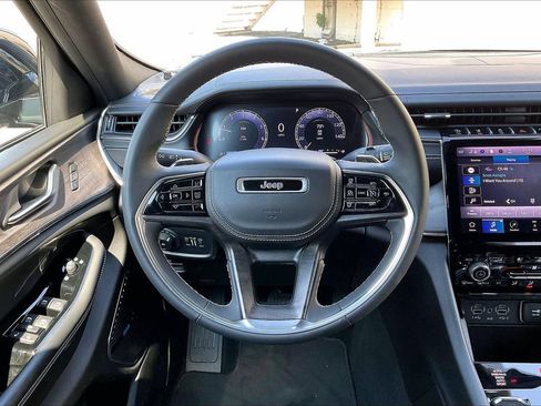 Certified 2023 Jeep Grand Cherokee Overland AWD/4WD image 9